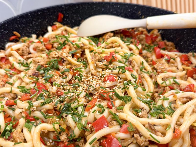 Noodle z mięsem mielonym