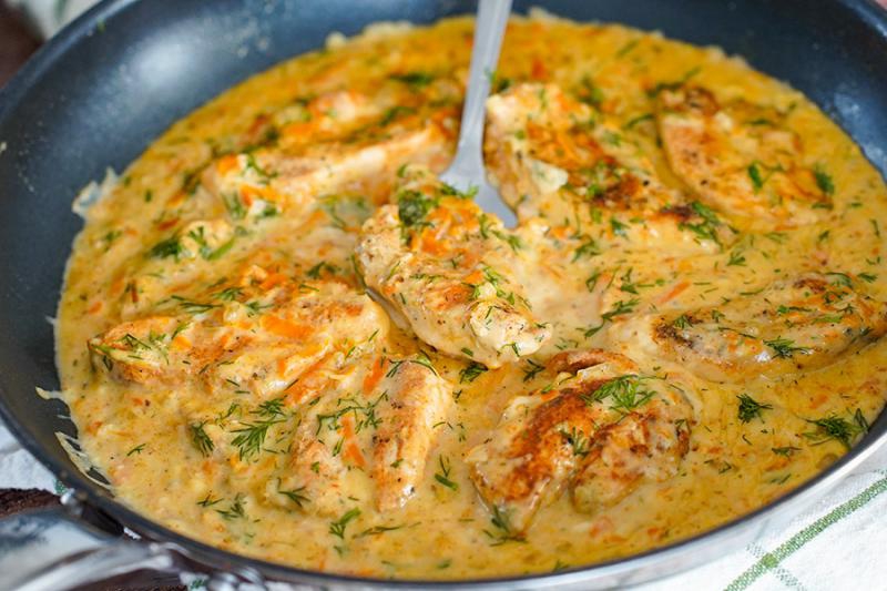 Kurczak w sosie koperkowym z marchewką