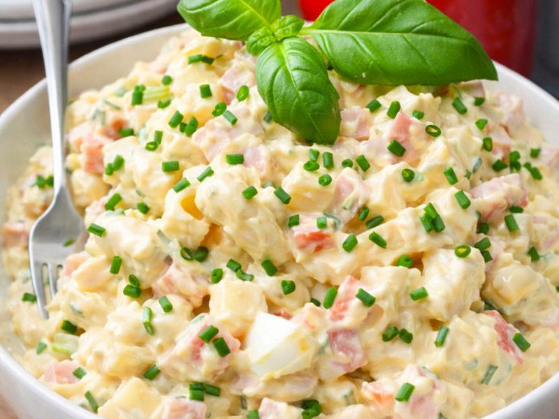 Sałatka z makaronem i szynką