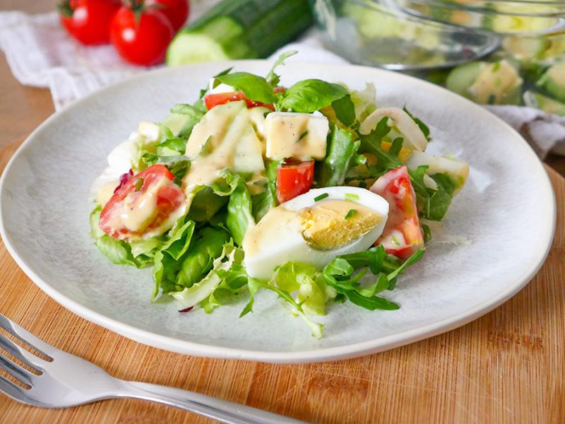 Lekka sałatka z jajkiem i serem sałatkowym
