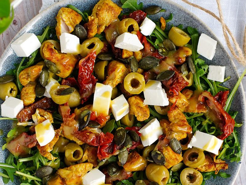 Sałatka z kurczakiem, rukolą i suszonymi pomidorami