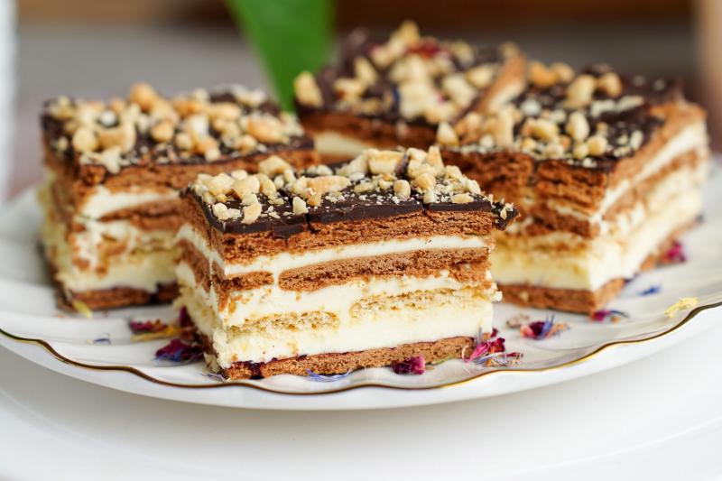 Przekładaniec z mlecznym kremem bez pieczenia