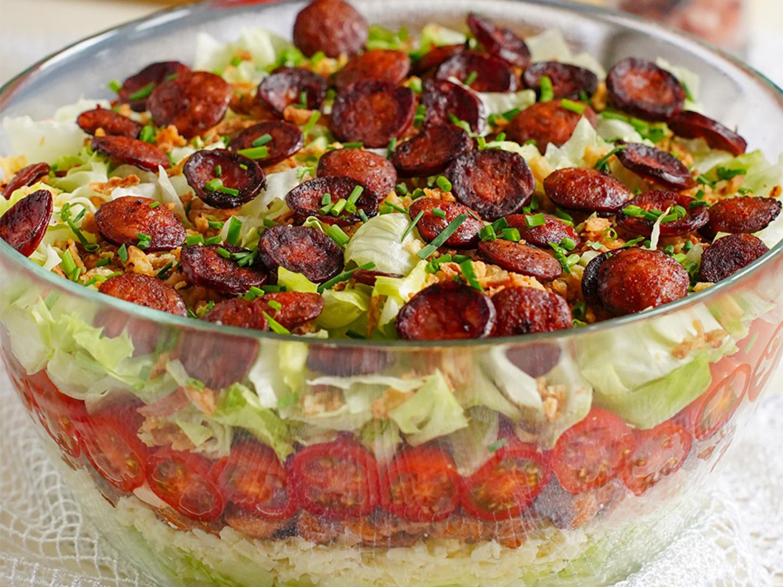 Sałatka warstwowa z kiełbasą