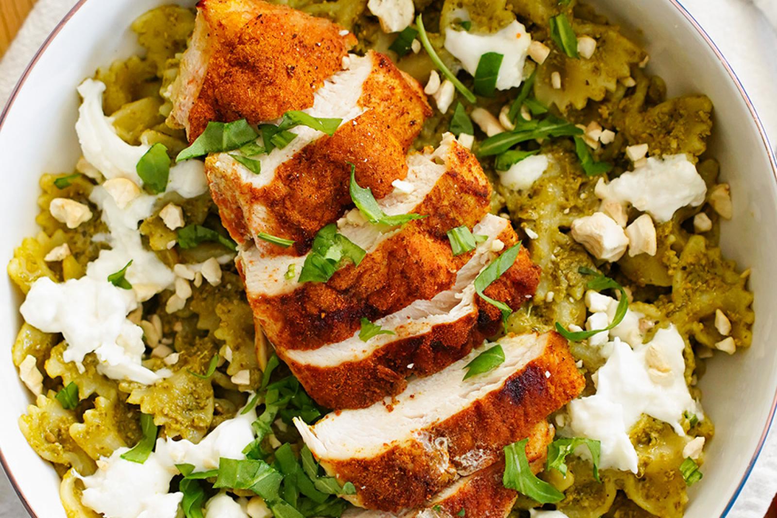 Makaron z kurczakiem, pesto i burratą