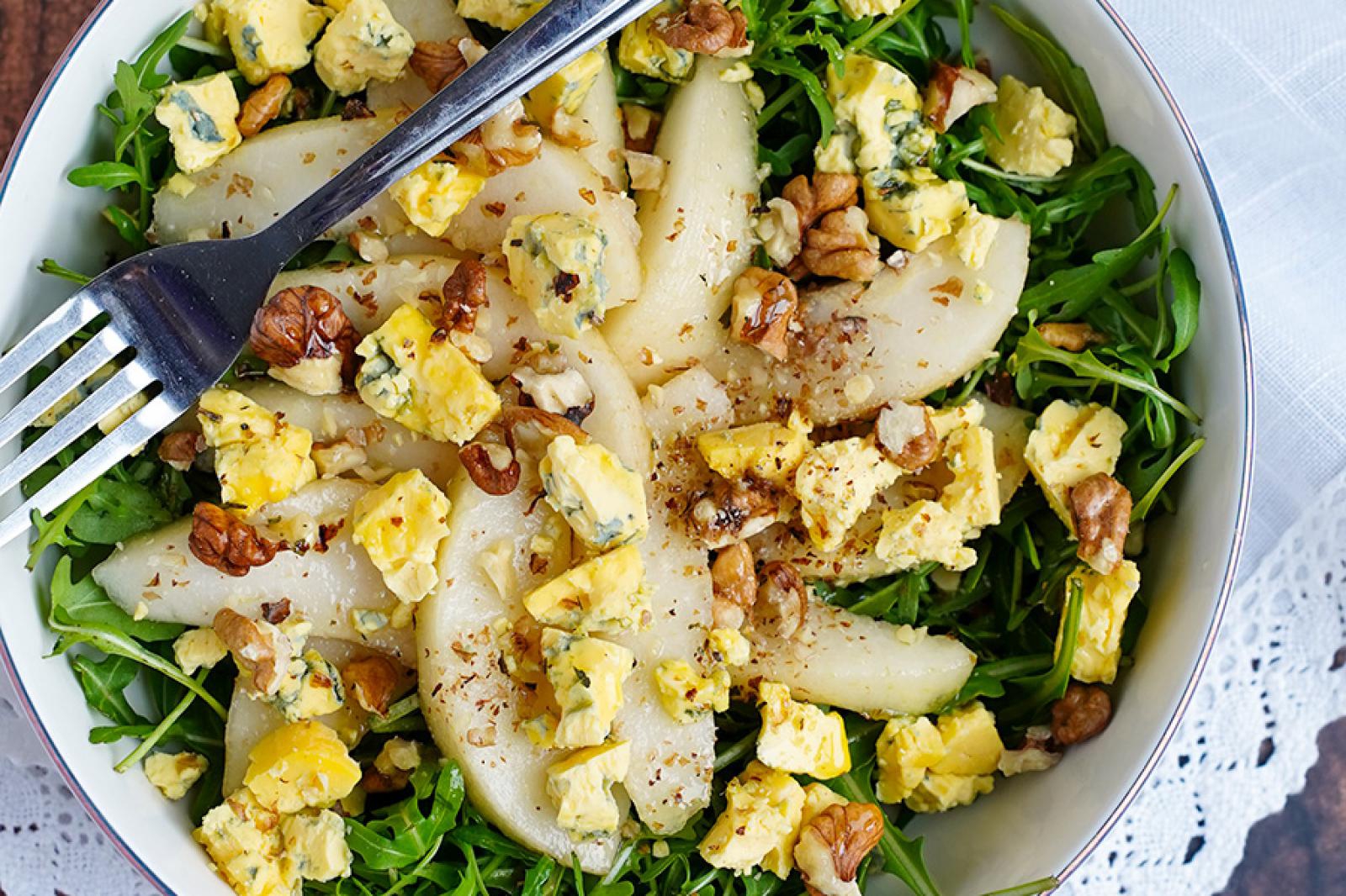 Sałatka z rukolą, gruszką i serem pleśniowym