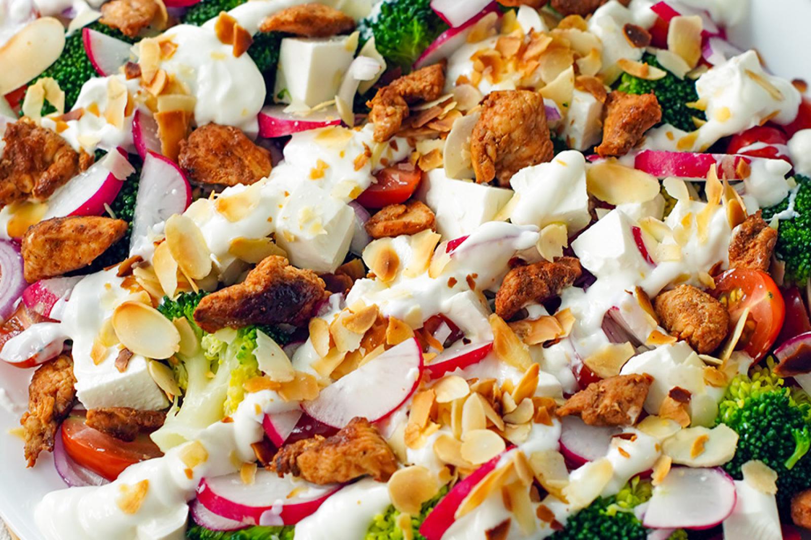 Sałatka z brokułem i kurczakiem w sosie czosnkowym