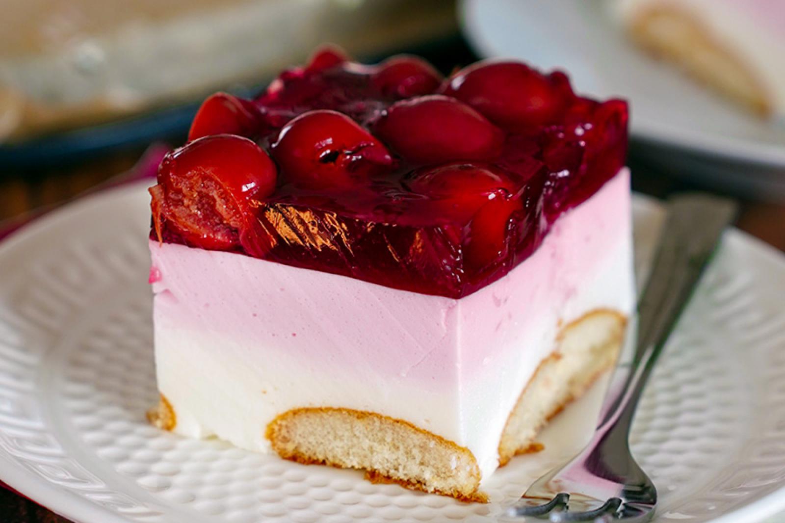 Piankowe ciasto z wiśniami i galaretką na biszkoptach