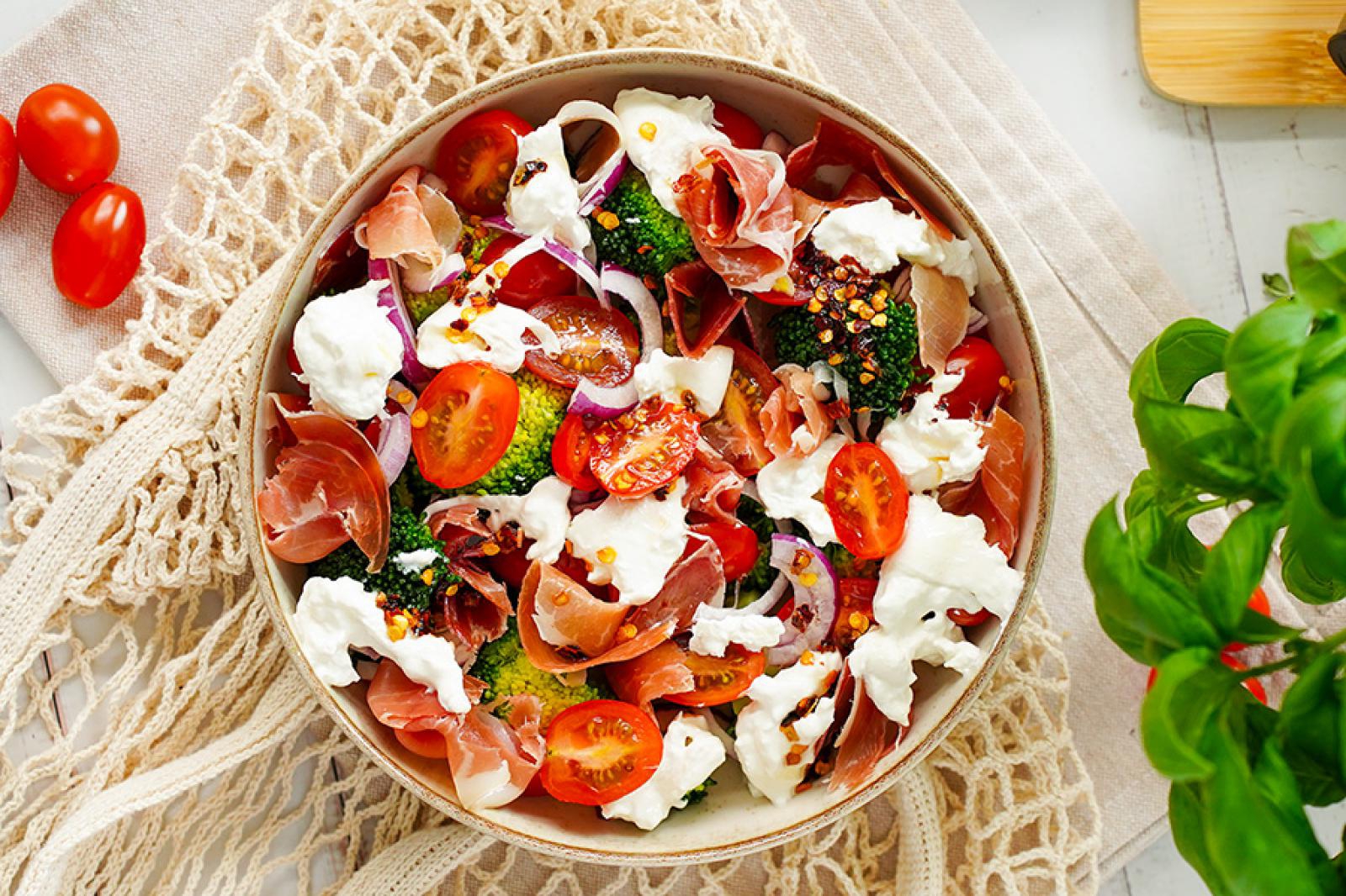 Sałatka z brokułem, burratą i szynką parmeńską