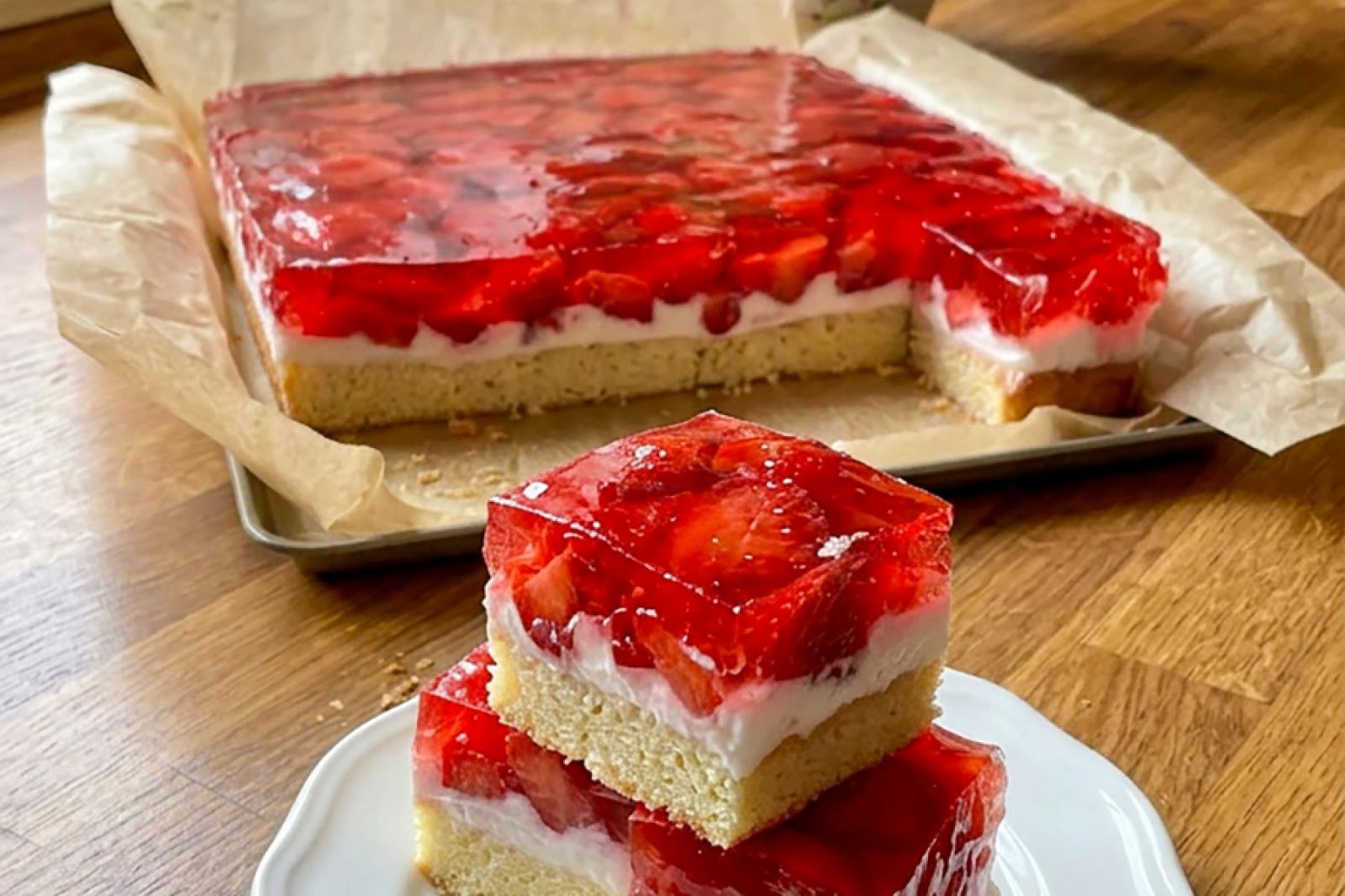 Biszkopt z bitą śmietaną i truskawkami w galaretce