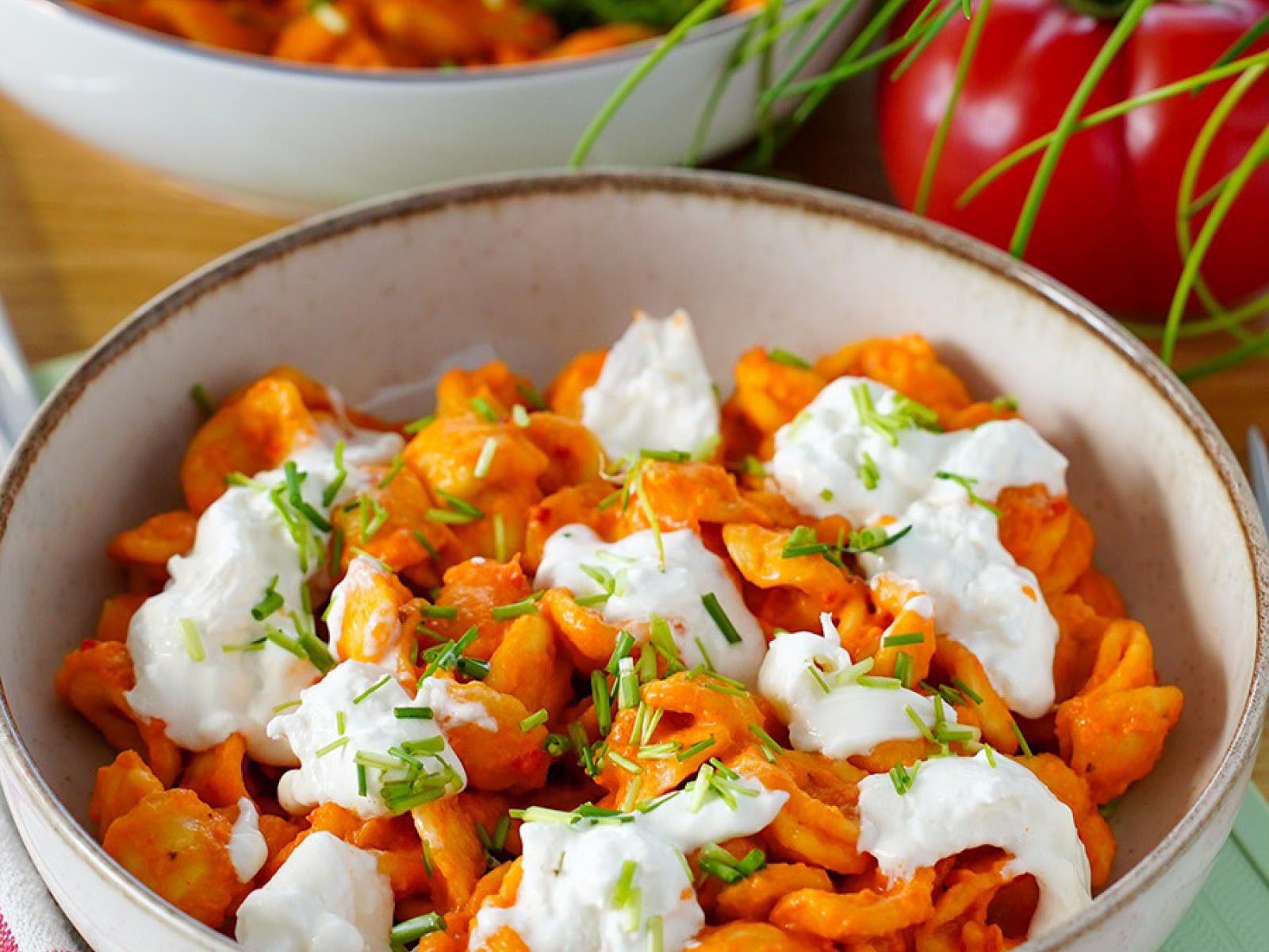 Makaron z pesto paprykowym i burratą w 15 minut