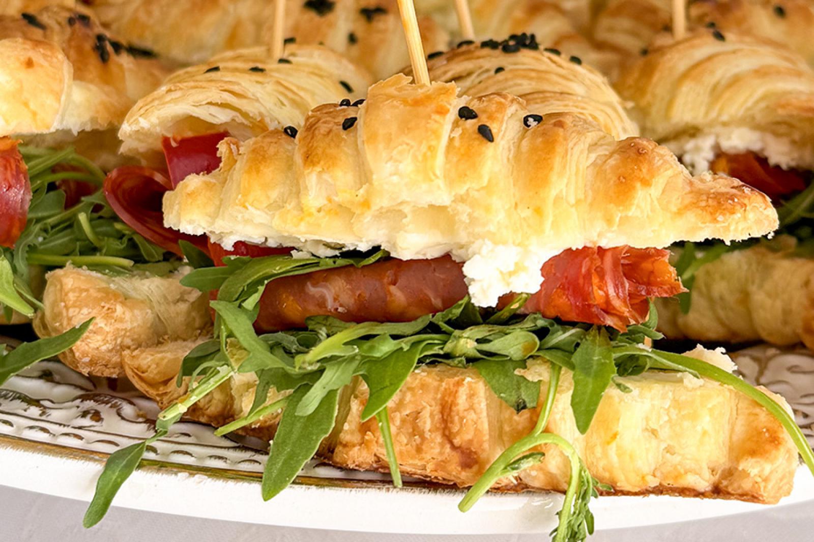 Rogaliki z ciasta francuskiego z salami, mozzarellą i rukolą