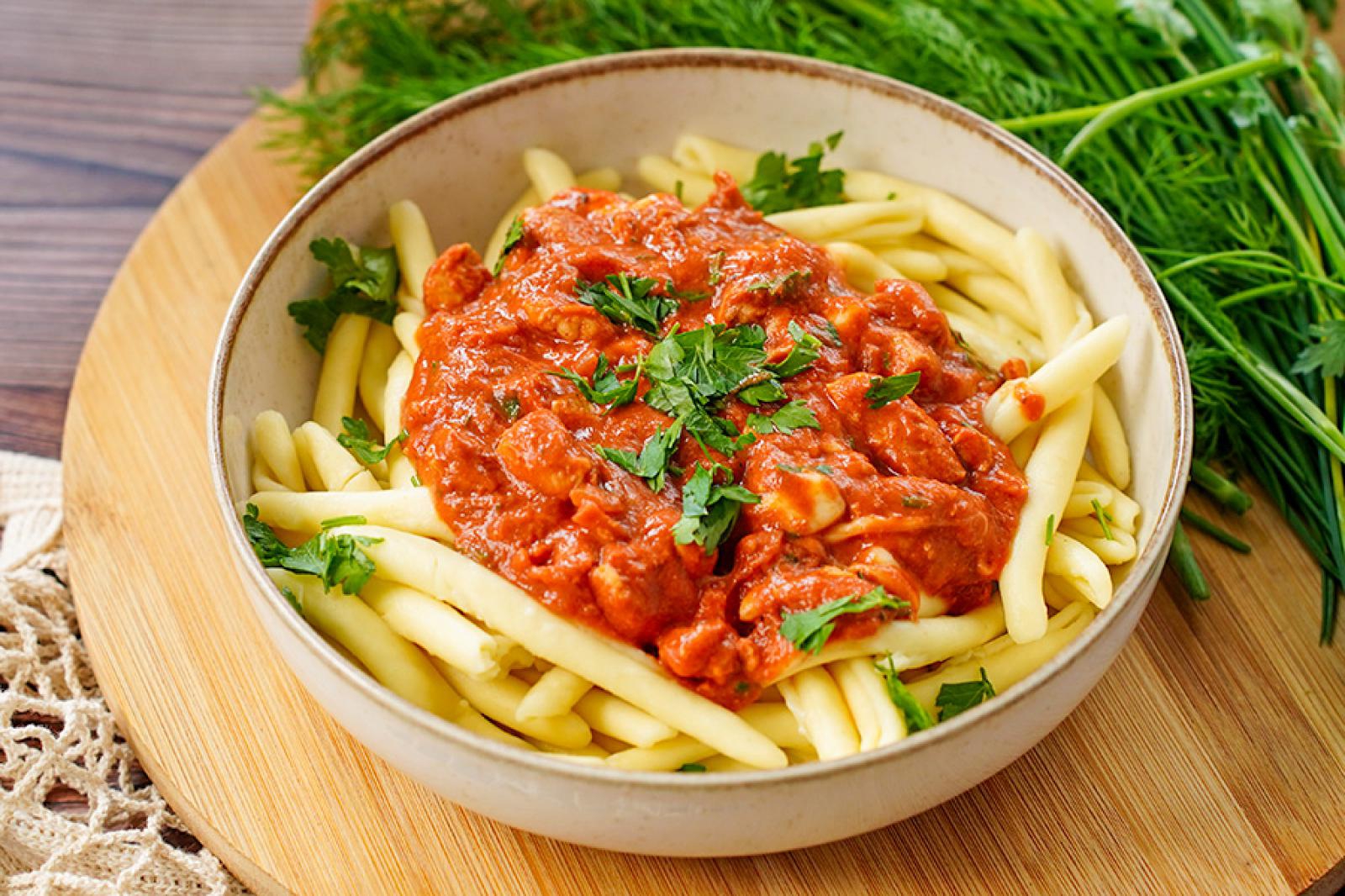 Makaron z kurczakiem w kremowym sosie pomidorowym z mozzarellą
