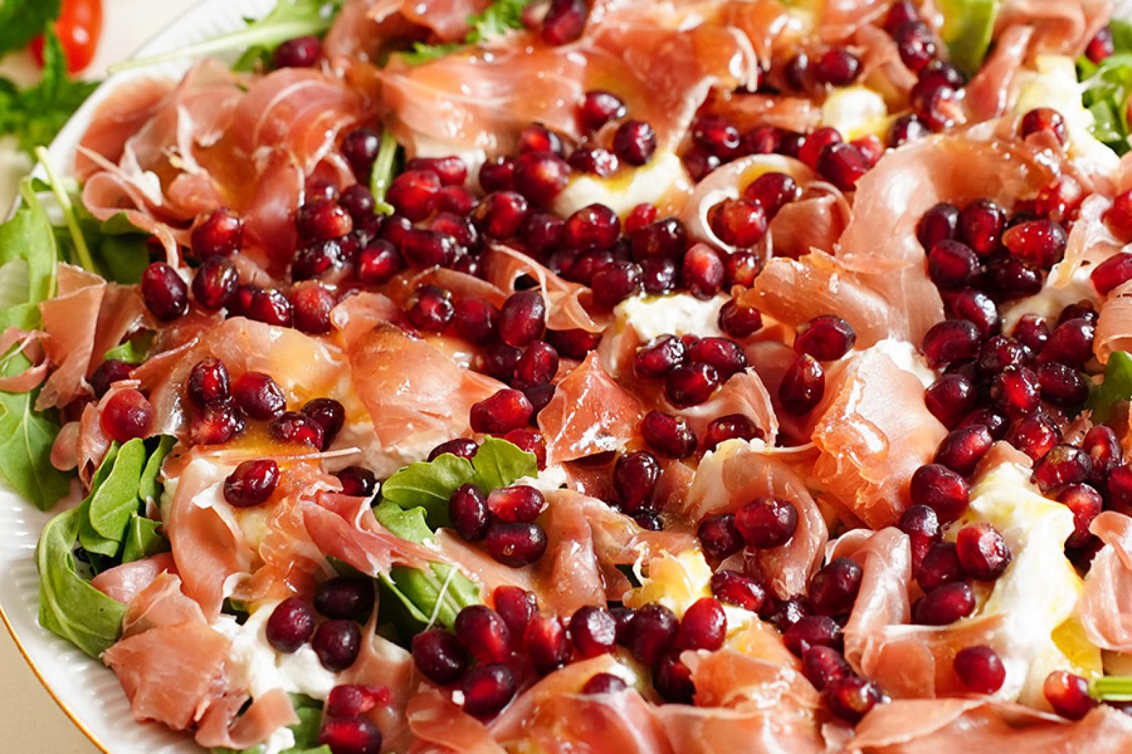 Sałatka z burratą, szynką parmeńską i granatem