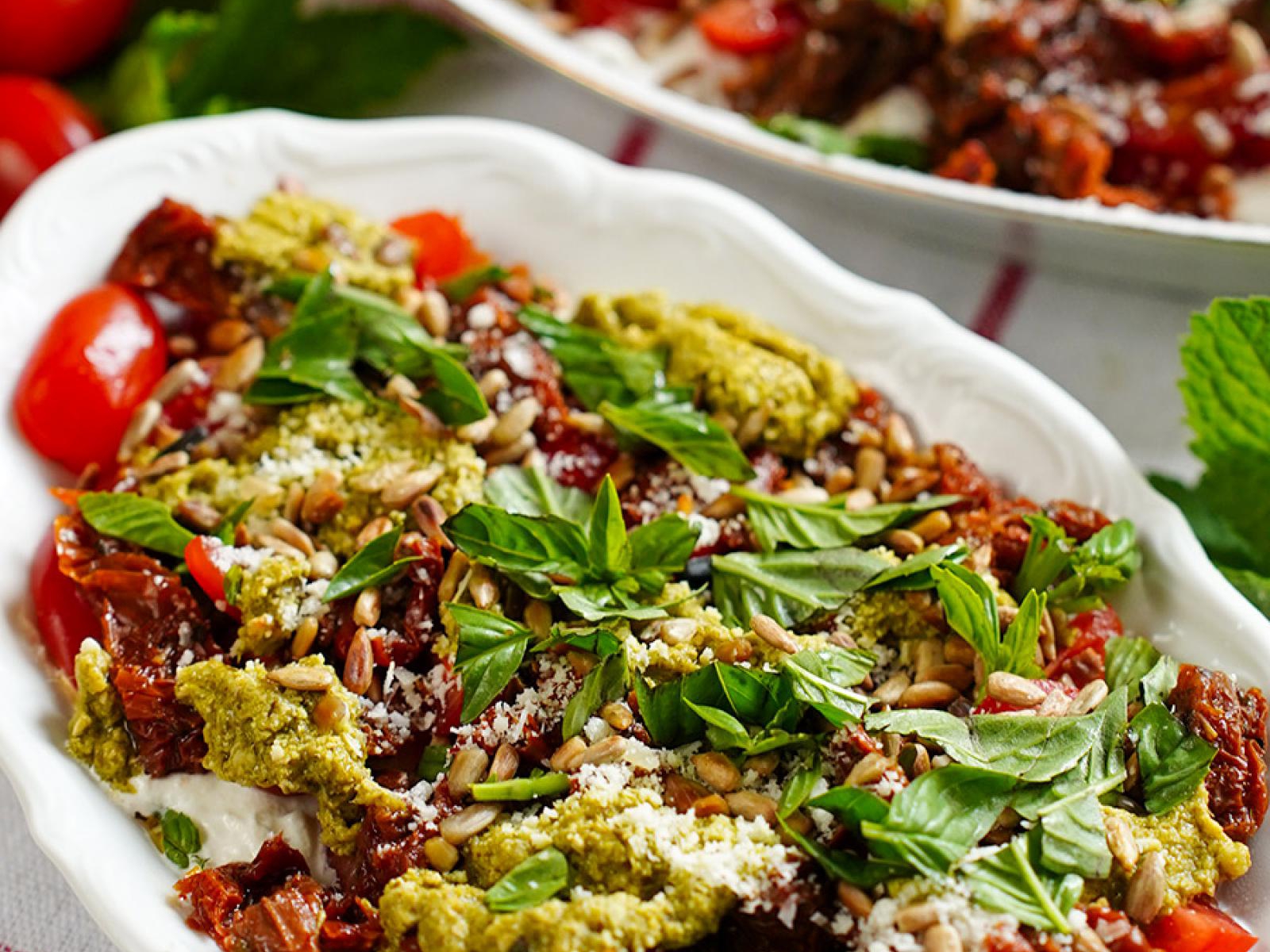 Sałatka z burratą, pesto i suszonymi pomidorami – idealna przekąska na każdą okazję