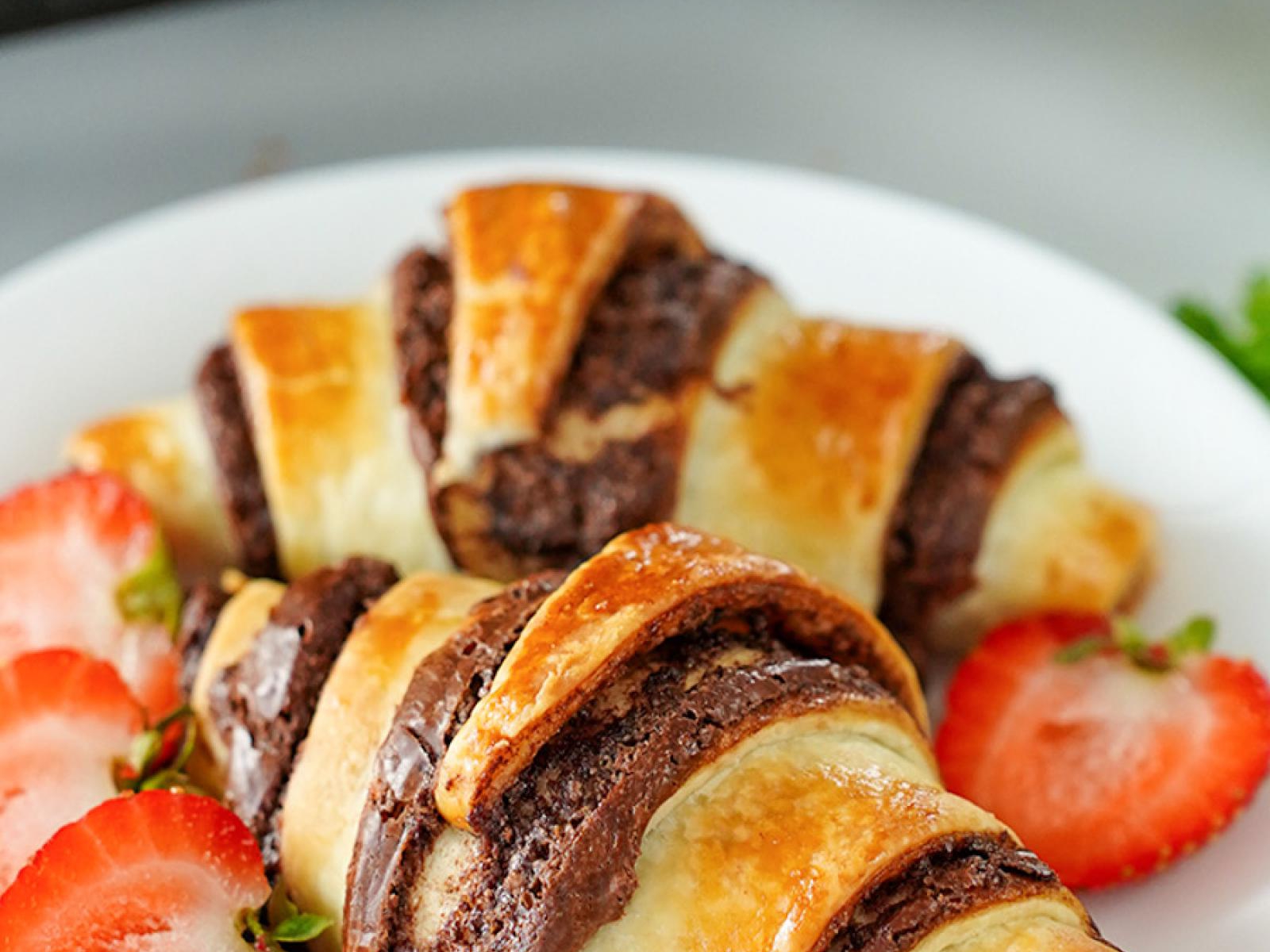 Domowe croissanty z Nutellą z ciasta francuskiego
