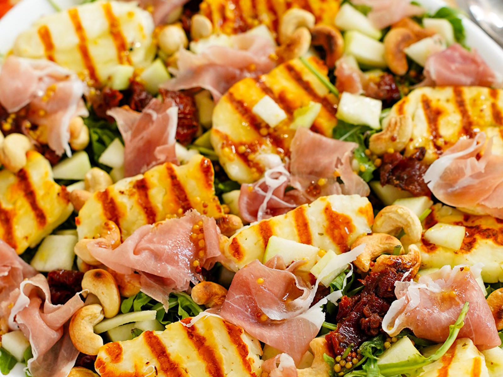 Sałatka z serem halloumi, gruszką i szynką parmeńską