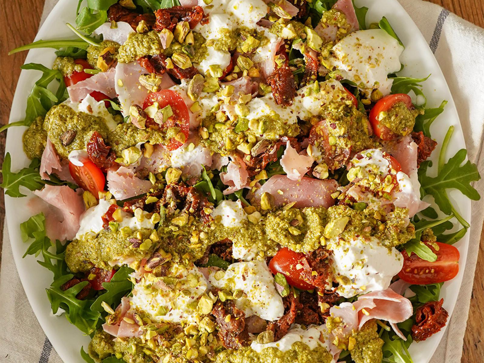 Włoska sałatka z zielonym pesto