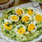 Jajka z zieloną pastą