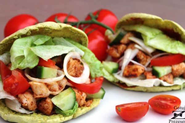Pita z kurczakiem i warzywami – domowy kebab