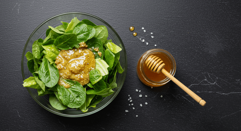 Sos musztardowo-miodowy do sałatek – jego słodycz Cię zaskoczy, jeśli użyjesz TEGO miodu