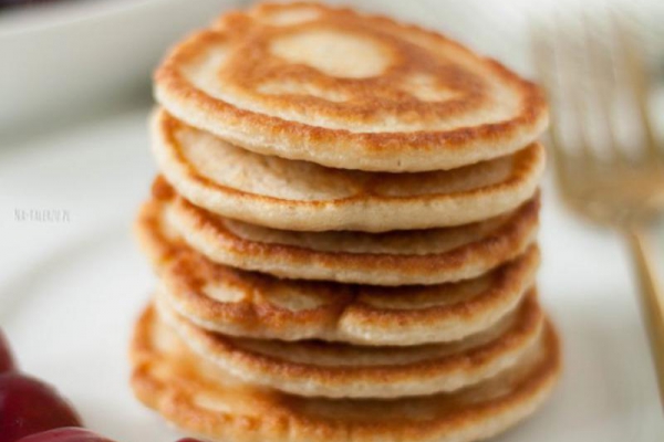 Pancakes fit z płatkami owsianymi na zdrowe śniadanie