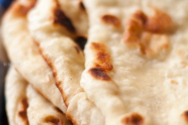 Chlebek naan – przepis na indyjskie pieczywo z patelni