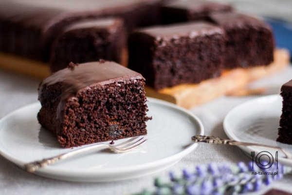Szybkie ciasto czekoladowe z suszonymi czereśniami