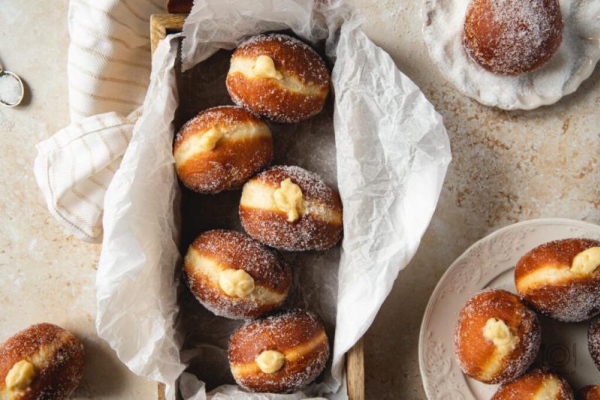 Bomboloni. Włoskie pączki z kremem pâtissière