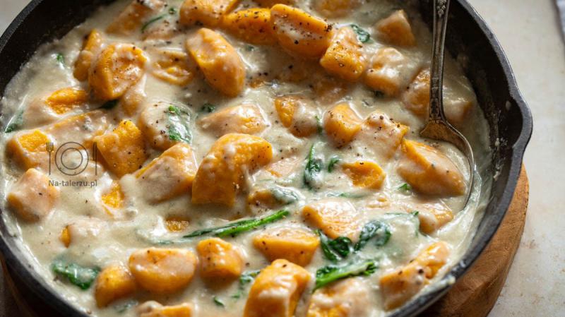 Dyniowe leniwe z sosem z gorgonzoli i szpinakiem