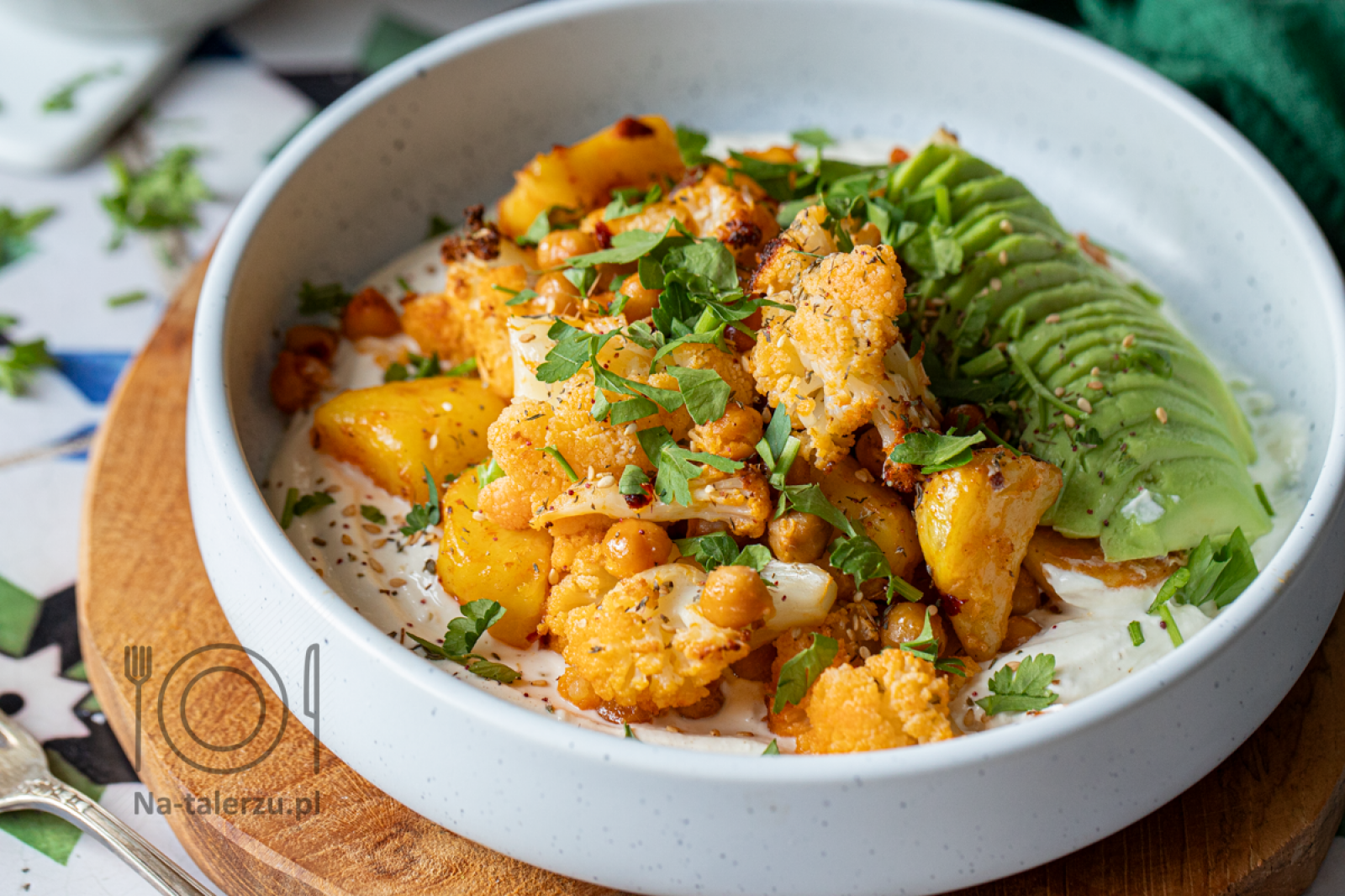 Bowl z pieczonym kalafiorem i chrupiącą ciecierzycą