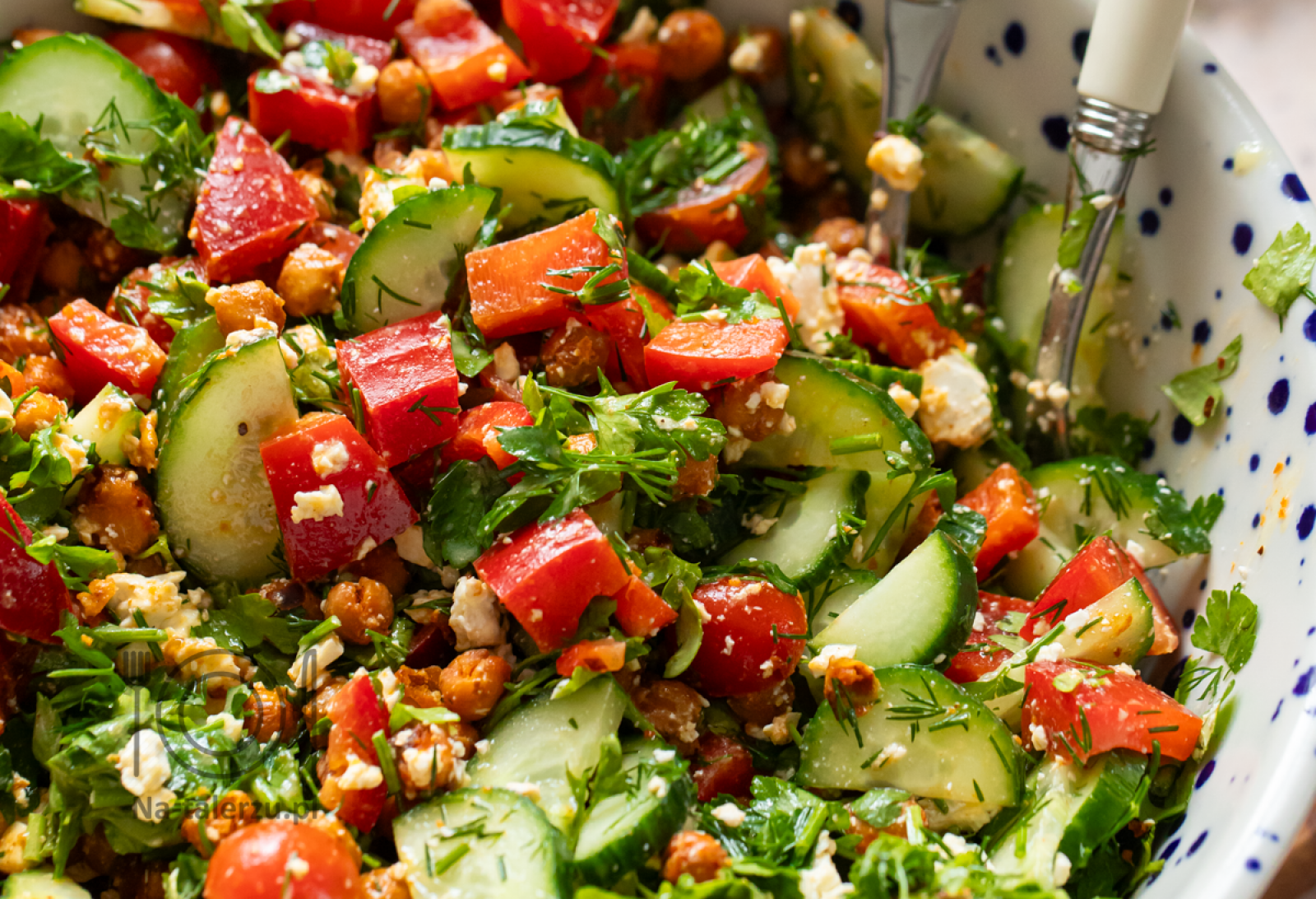 Sałatka z chrupiącą ciecierzycą i fetą