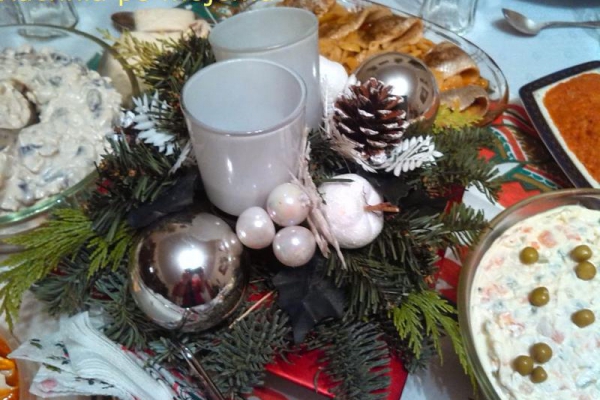 Sałatka śledziowa otulona świątecznymi życzeniami, czyli śledzik pod pierzynką na wigilijny stół.