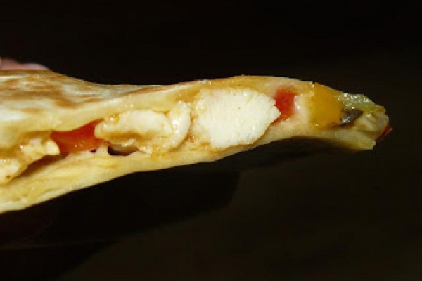 Quesadilla z kurczakiem, czyli pszenna tortilla jako domowa przekąska idealna na ciepło i na zimno
