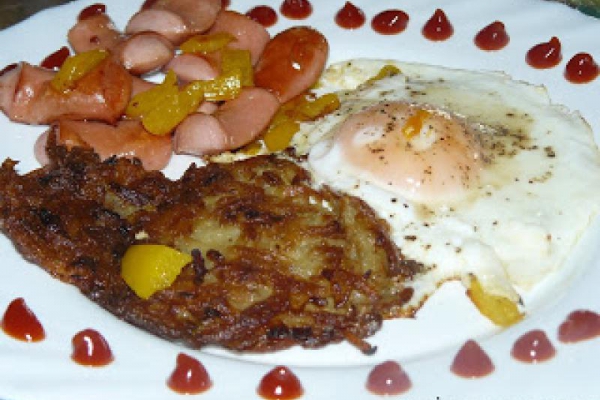 Jajko, placek ziemniaczany i parówka, czyli obiad po studencku - bez gotowania.
