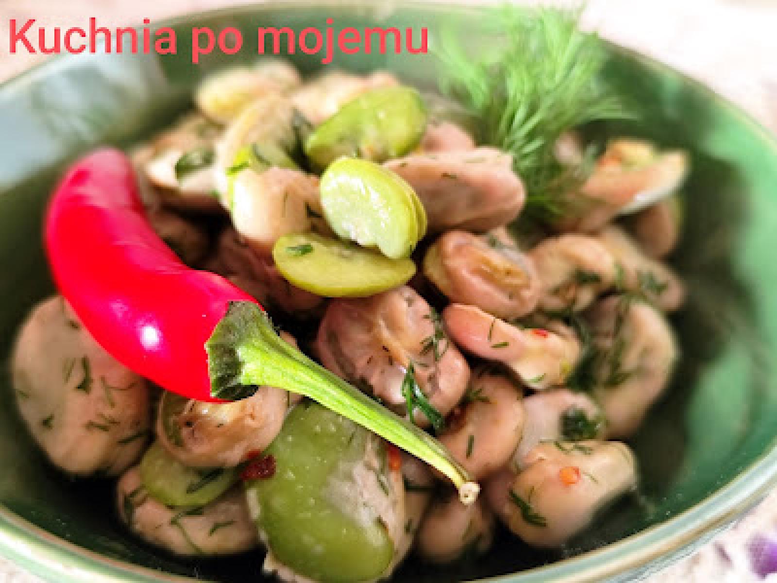 Bób z chili i czosnkiem smażony. Pycha letnia przekąska.