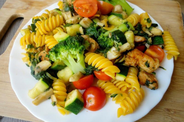 Szybki i zdrowy obiad - makaron z warzywami i indykiem