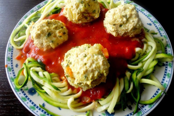 Klopsiki drobiowe w sosie pomidorowym z cukiniowym spaghetti
