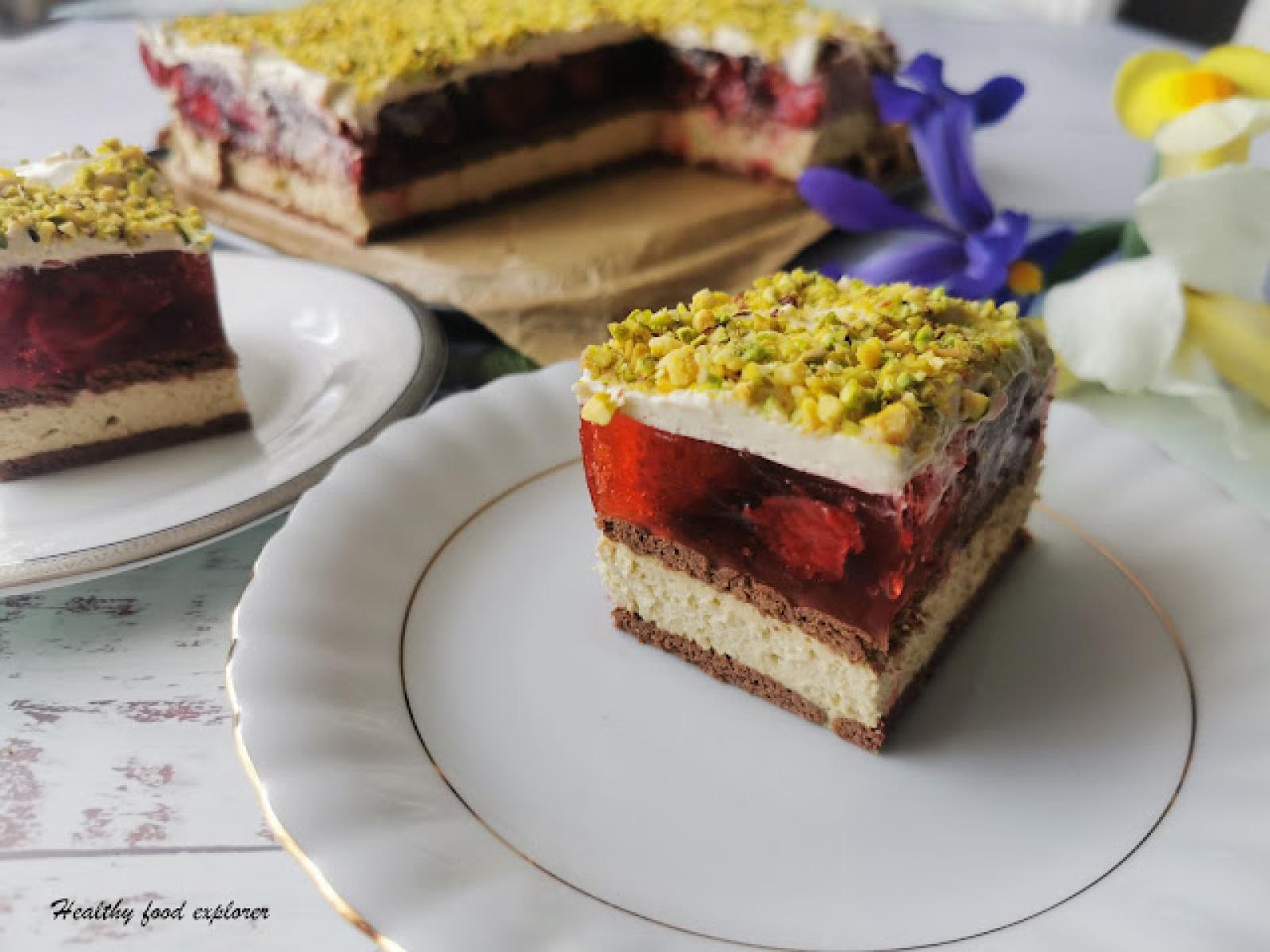 Ciasto bez pieczenia z kremem pistacjowym, galaretką i truskawkami