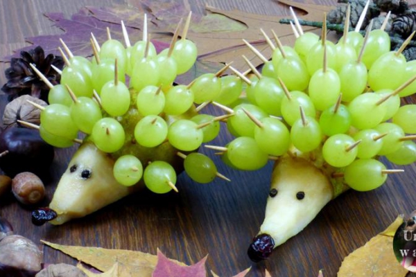 Kreatywne smakołyki - jeżyki z gruszki i winogrona
