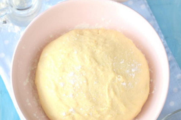 Ciasto na pierogi z dodatkiem masła – Jak zrobić ciasto na pierogi z dodatkiem masła.