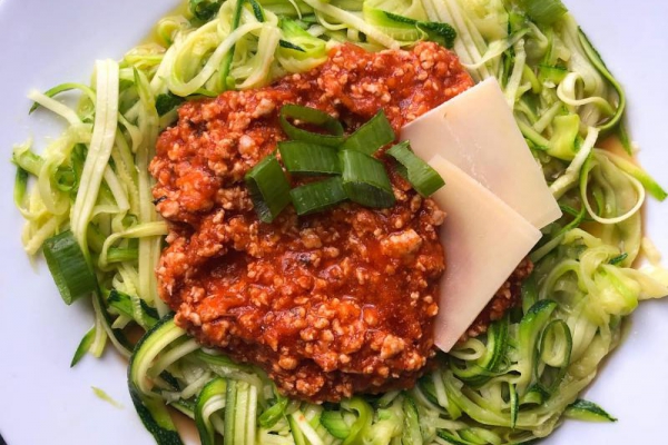Spaghetti Bolognese bez glutenu – makaron z cukinii