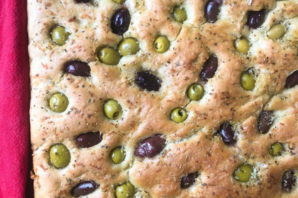 Focaccia z oliwkami – włoski przysmak