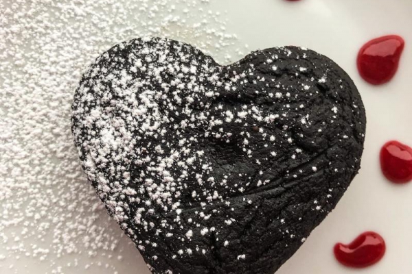 Walentynkowe ciasto czekoladowe z burakiem – bezglutenowe i wegańskie