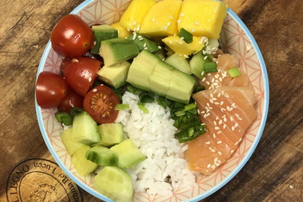 Łosoś wędzony z mango i awokado – pyszny i kolorowy posiłek