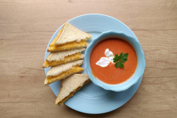 Zupa pomidorowa z tostami z serem. Idealne połączenie.