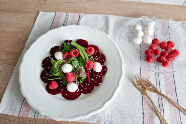 Carpaccio z gotowanym burakiem i malinami