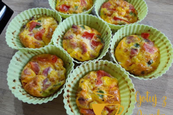 Muffiny jajeczne z szynką i pomidorem