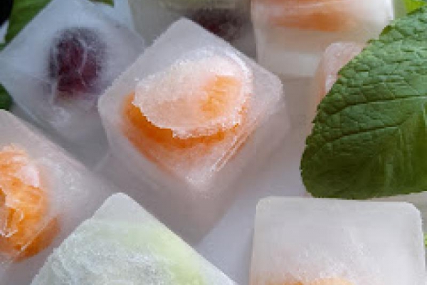 Kostki lodu z owocami
