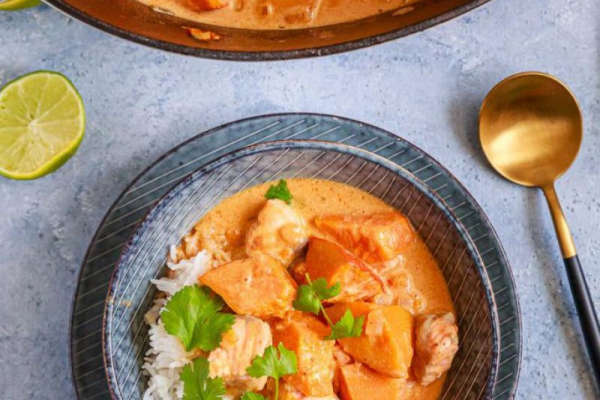 Curry z dynią i łososiem