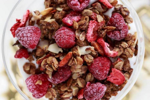 Szybka granola z cynamonem i jogurtem, czyli szybki i zdrowy deser na śniadanie